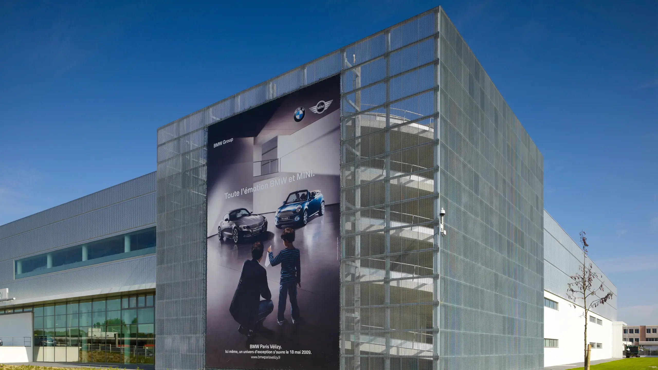 Inspiration & Projekte: BMW parking garage Paris Velizy